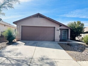 Building Photo - 3 bed 2 bath, garage, fenced yard, washer/...