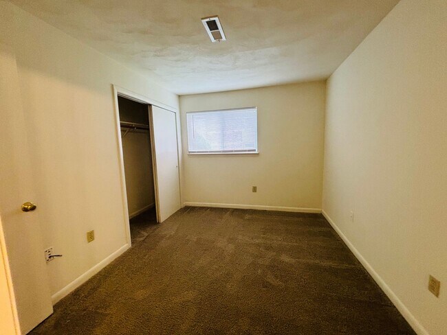 Building Photo - 831 Claytor Square