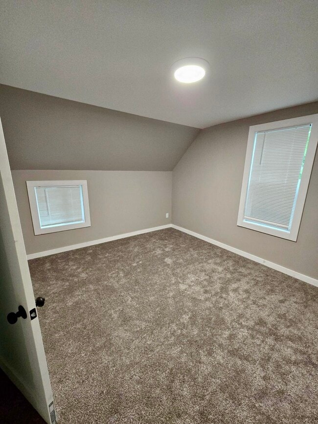 Building Photo - 725 W Cavour Ave