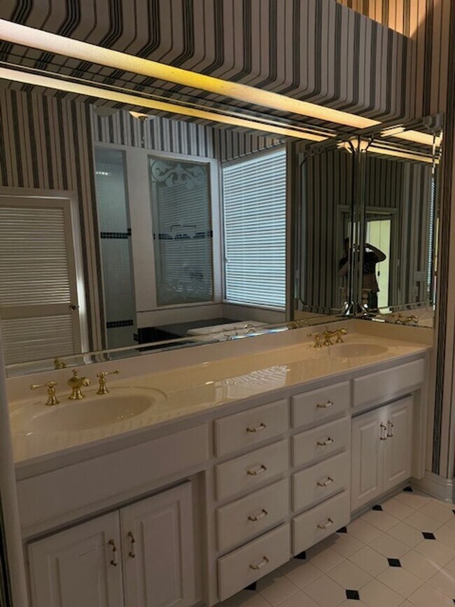 Building Photo - Fabulous Home in Gulf Breeze