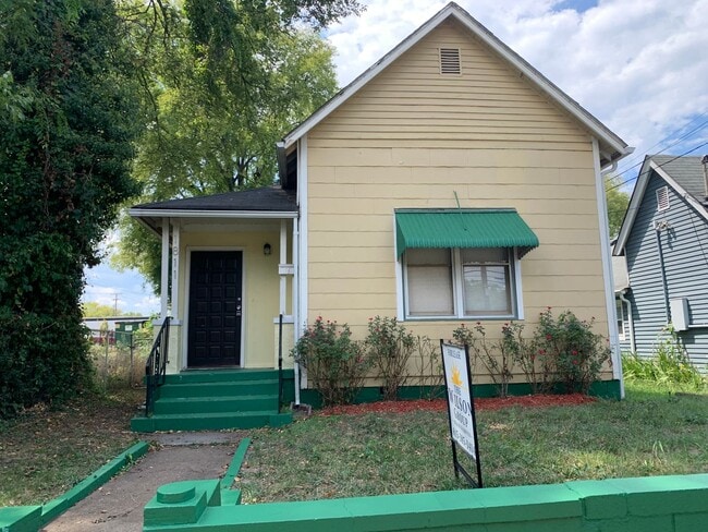 Building Photo - North Nashville Victorian!