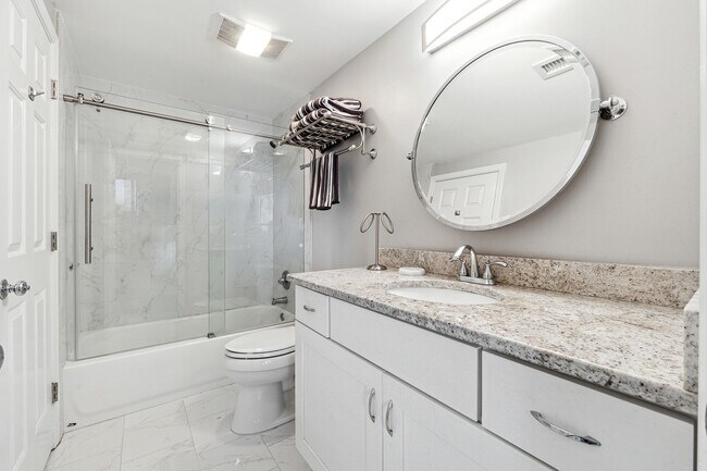 Building Photo - Renovated Condo with Skyline Views
