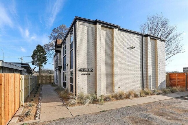 Building Photo - 4832 Locke Ave