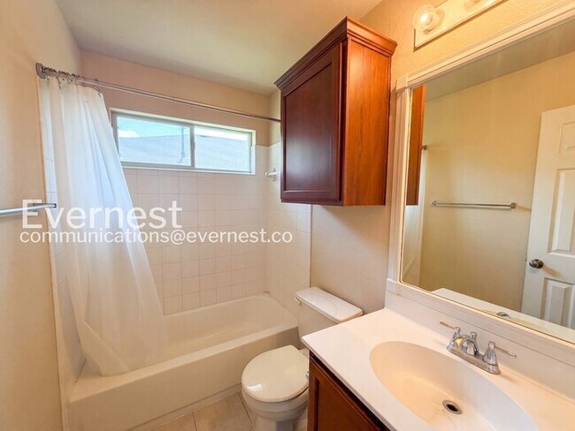 Building Photo - 4 Bed, 2 Bath Home with Fenced Yard and Garage Parking / Available now!