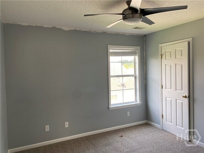 Building Photo - 10 Bushwood Dr