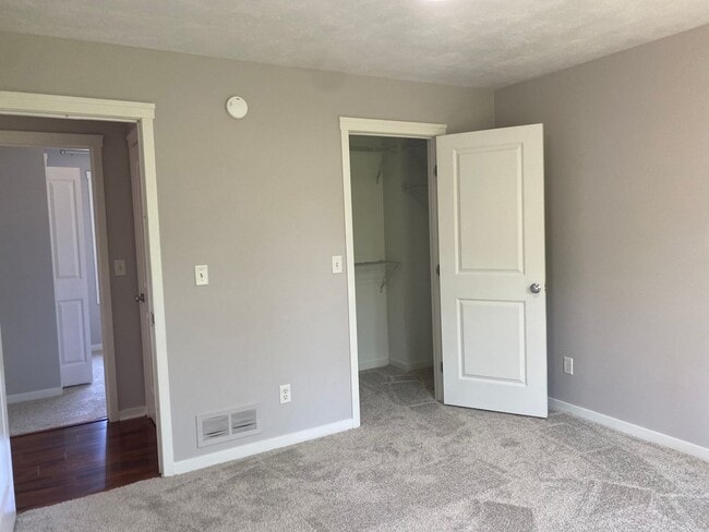 Building Photo - Spacious 5-Bedroom Home on Quiet Cul-de-Sac – Northeast Grand Rapids – Pet Friendly!