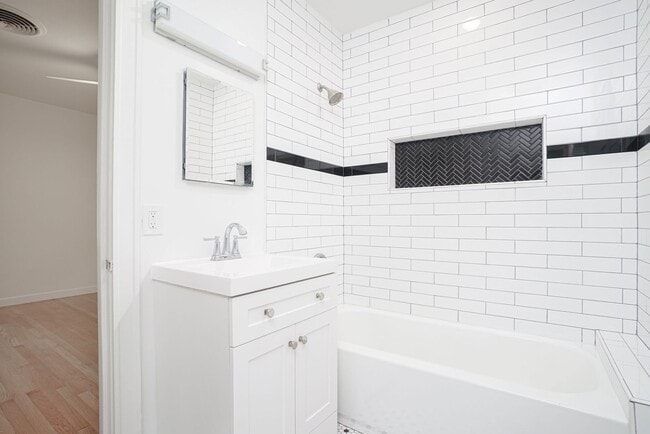 Building Photo - Luxury 4-Bedroom Home with 3,400+ Sq Ft in Prime San Antonio Location