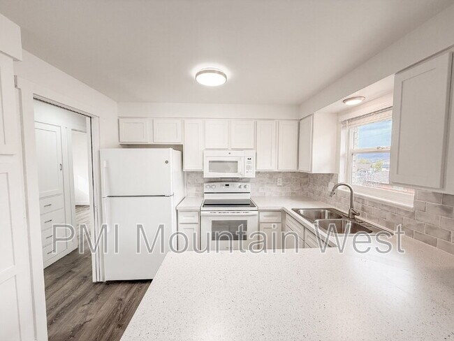 Building Photo - 1011 Claremont Dr