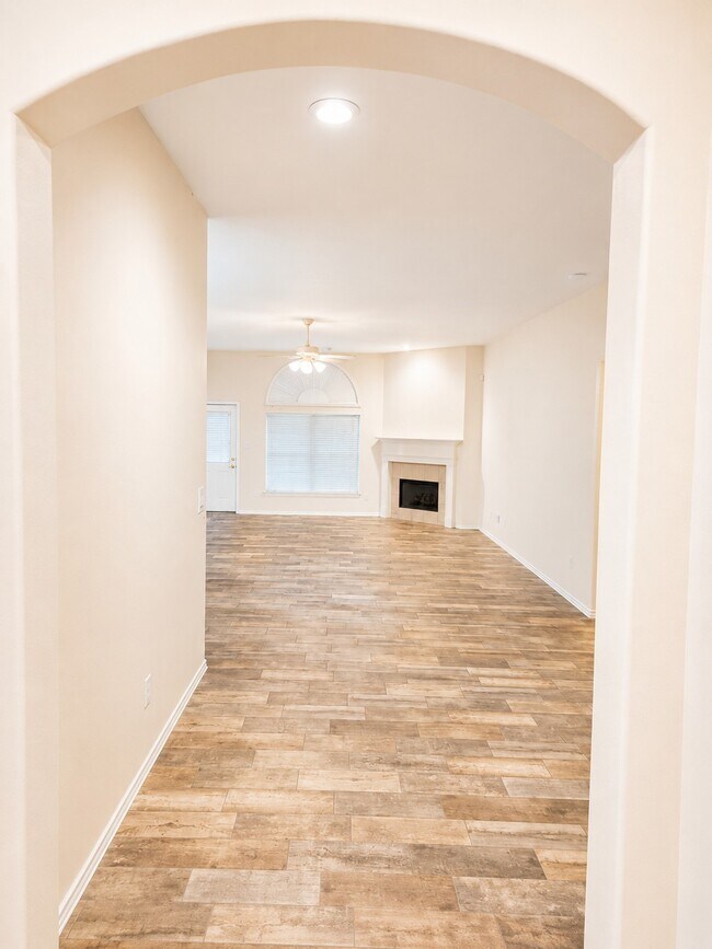 Building Photo - 2319 Ligustrum Flower Dr