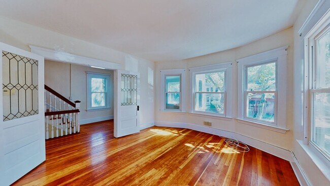 Building Photo - [In-Unit Laundry; Garden] Townhouse-Style Living, with Historical Details & Parking!