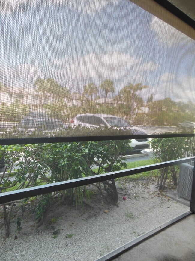 Building Photo - ONE BEDROOM ONE BATHROOM !! WATERFRONT COM...