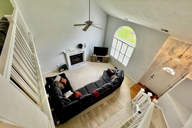 Building Photo - Beautiful 3 bed, 2.5 bath home with a spac...