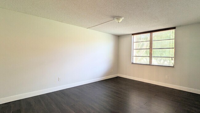Building Photo - 3253 Foxcroft Rd