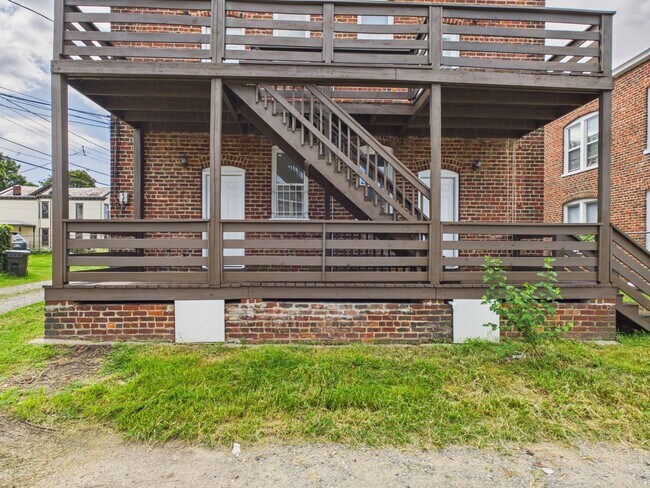 Building Photo - 204 Wellford St