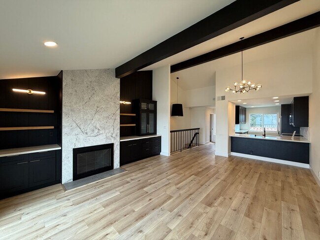 Building Photo - Stunning 2B/2.5BA Townhome in Carlsbad w/ ...