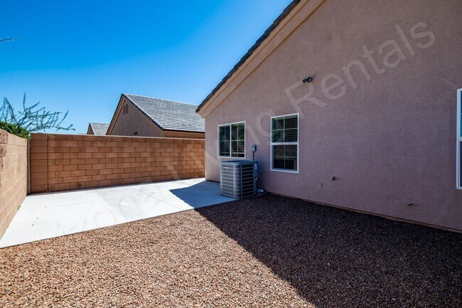 Building Photo - DON'T MISS THIS THREE BEDROOM TOWNHOUSE IN A PRIME LOCATION