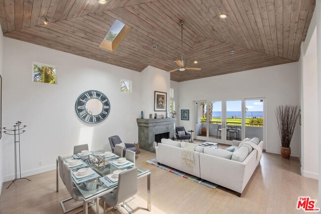 Building Photo - 1312 Shoreline Dr
