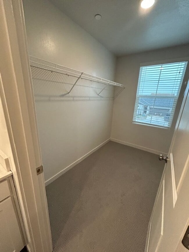 Building Photo - Newer 5 Bedroom 3 Bathroom in Tulare!