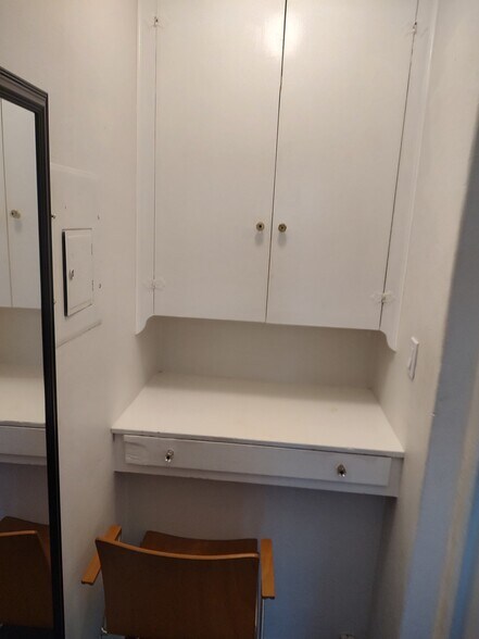 Desk work area with cabinets - 828 Island Ct