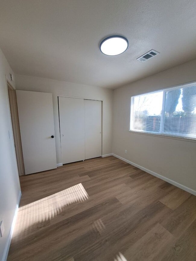 Building Photo - 546/550 E Polk St