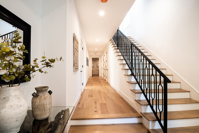 Building Photo - 724 13th St