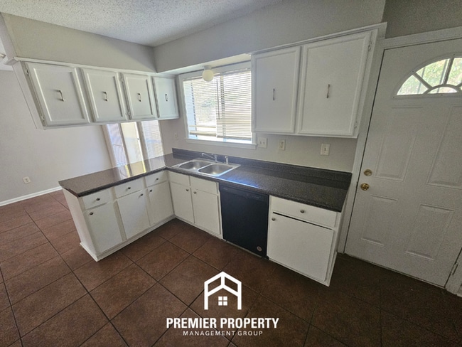 Building Photo - 3951 Silverleaf Rd