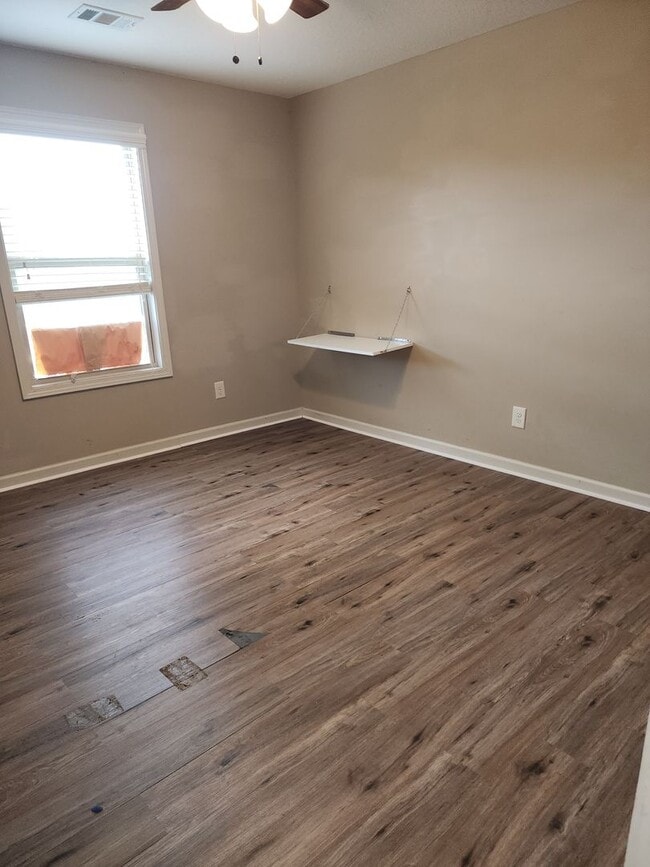Building Photo - LOVELY TWO STORY W/ 5 BEDS, 3 FULL BATHS. ...