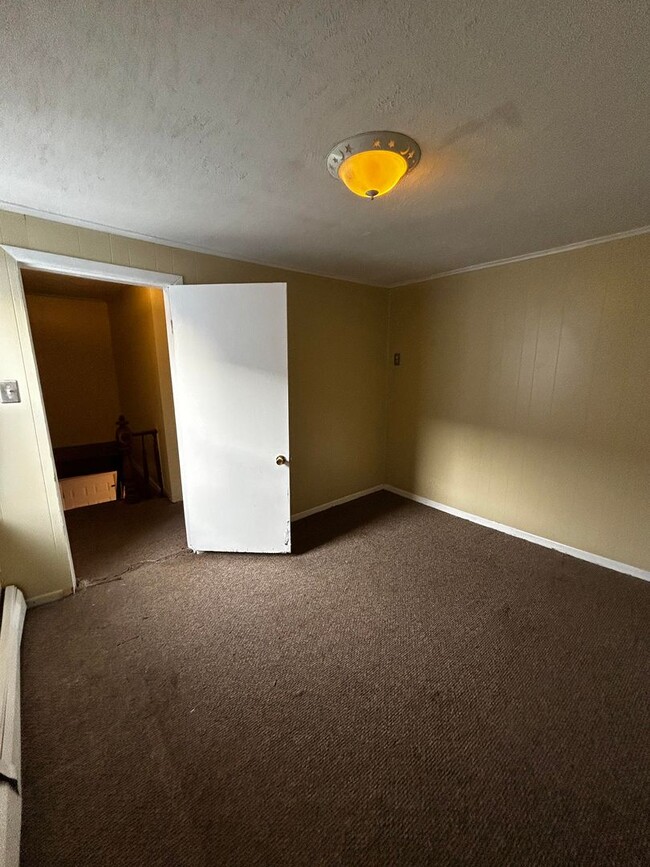 Building Photo - Welcome To This Charming 3-Bedroom, 1-Bathroom Home Located in the Heart of Carbondale, PA.