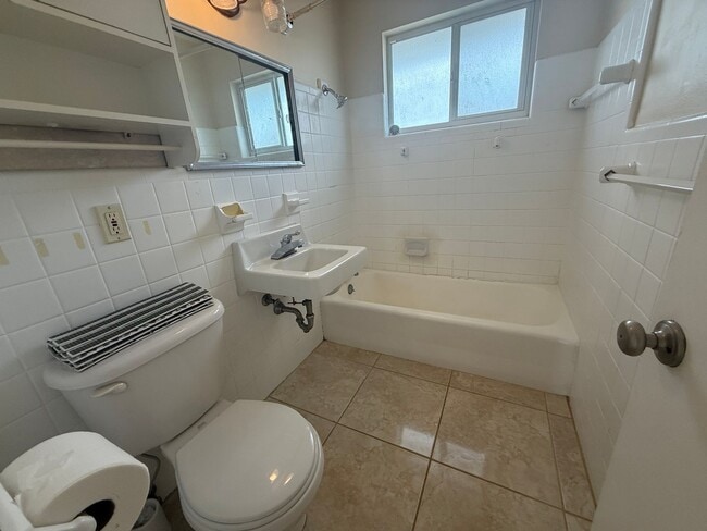 Building Photo - Highly Desired Tyrone home 2/1.5