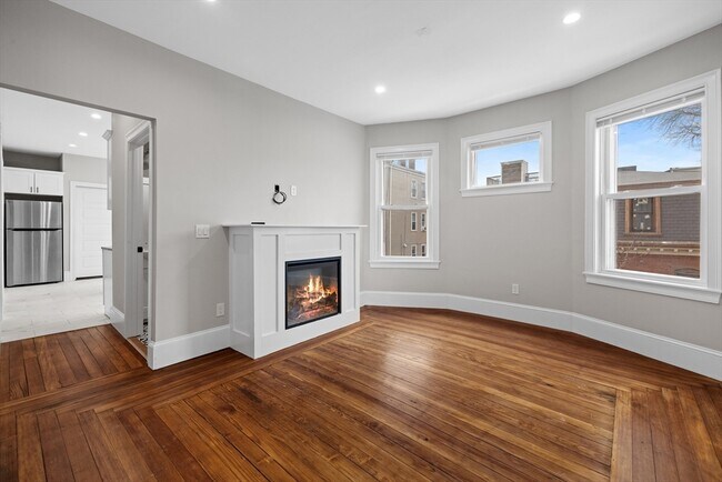 Building Photo - 921-923-923 E Broadway