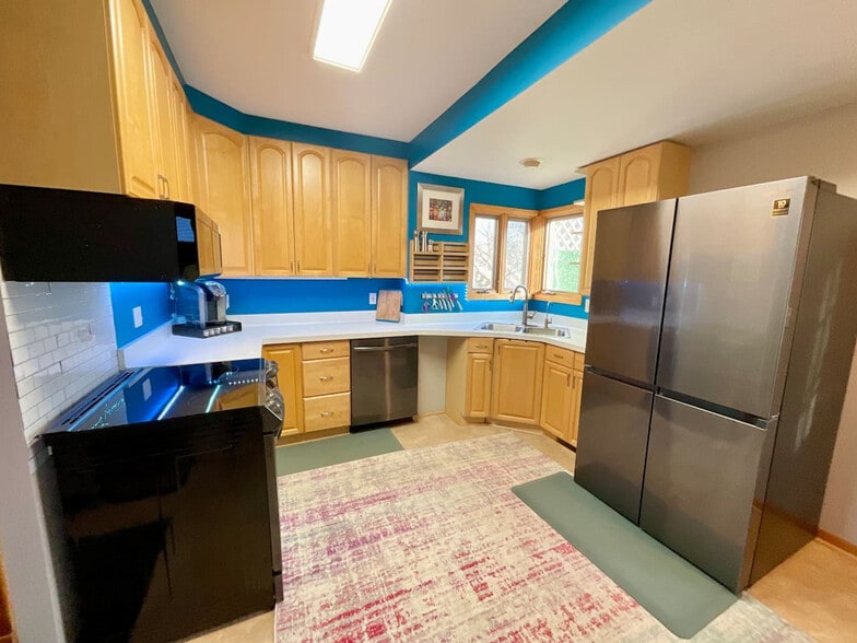 Building Photo - 1391 Thomas Ave W