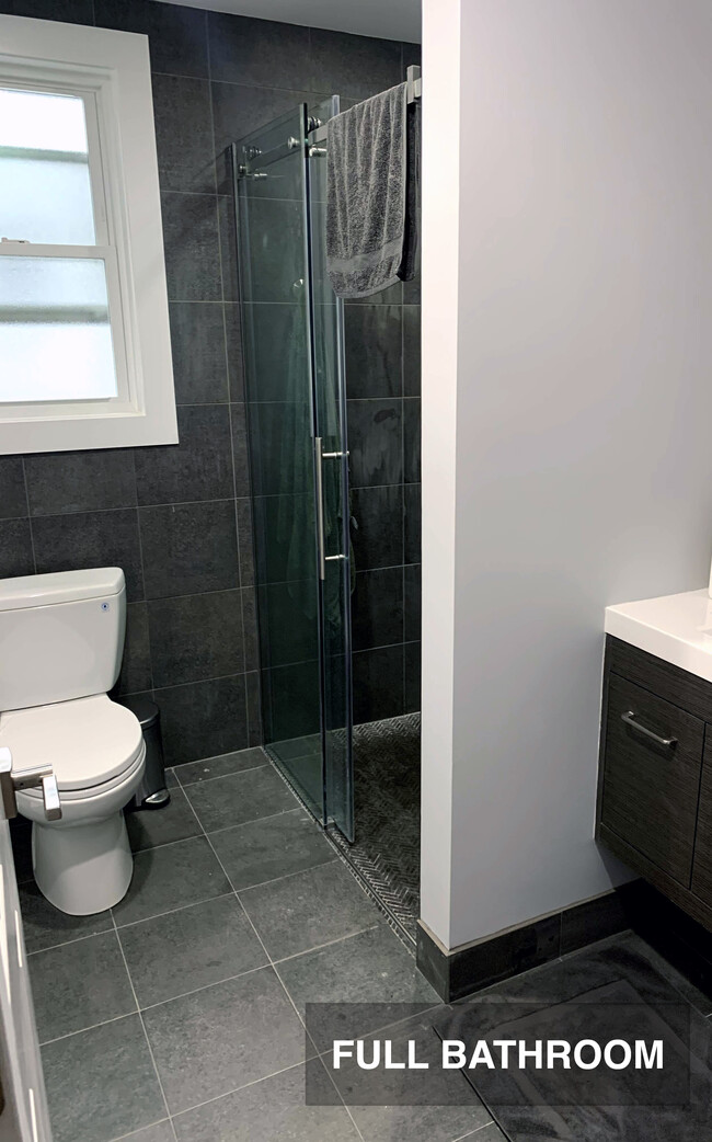 Building Photo - 7 Willowbrook Pl