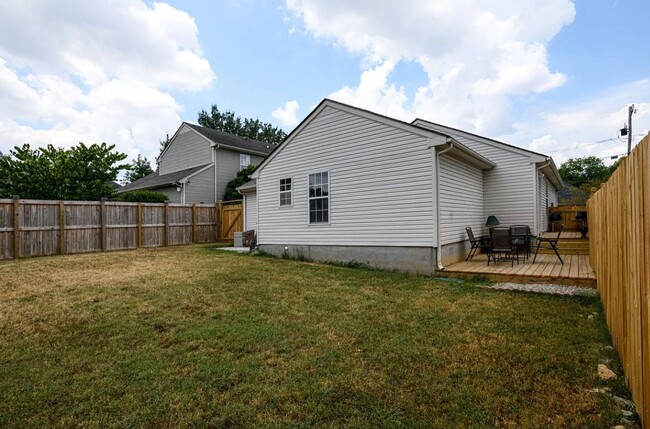 Building Photo - Three Bedroom Two Bath Home