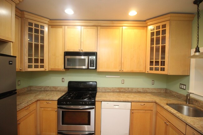Building Photo - Exceptional Upper Fells 2bd/2ba End Rowhom...