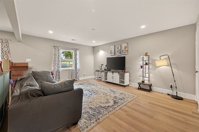 Building Photo - 802 Nashua St