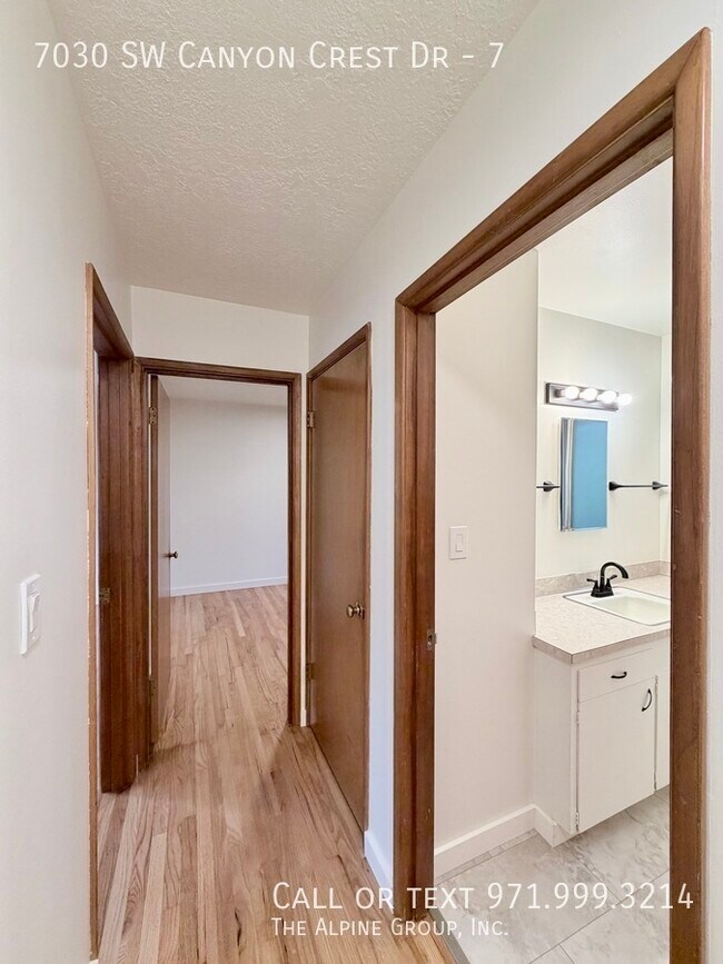 Building Photo - 7030 SW Canyon Crest Dr