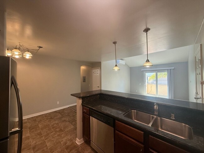 Building Photo - Beautiful 4B/2BA Top Floor Corner Unit wit...