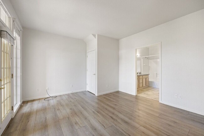 Building Photo - "Chic & Spacious 2-Bed, 2-Bath Condo with Granite Elegance in Littleton!"