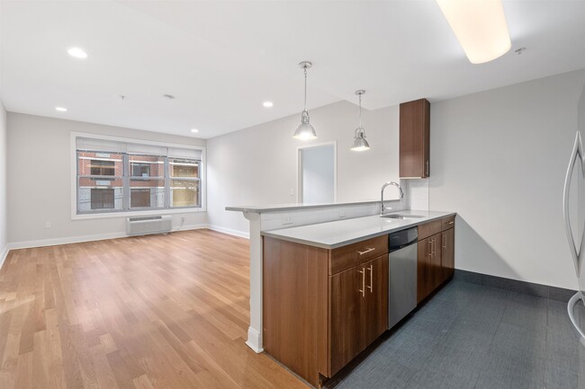 Primary Photo - 100 Marshall St