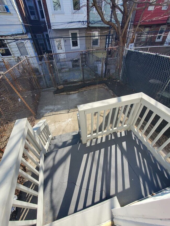 Building Photo - Stunning three bedroom in super convenient part of West Philly
