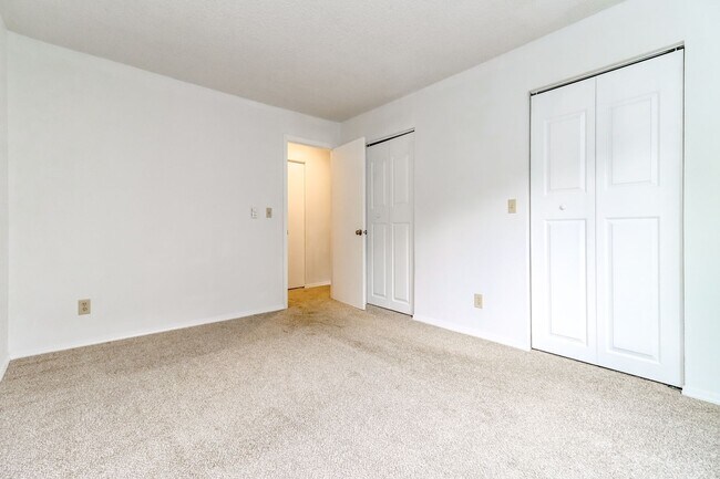 Building Photo - Bellevue Manor Condo, Great Location acros...