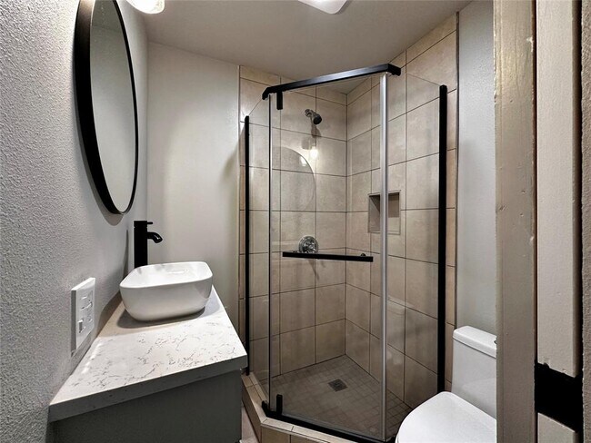 Building Photo - 914 E 39th St