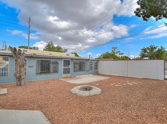 Building Photo - 3 Bedroom 2 Bathroom