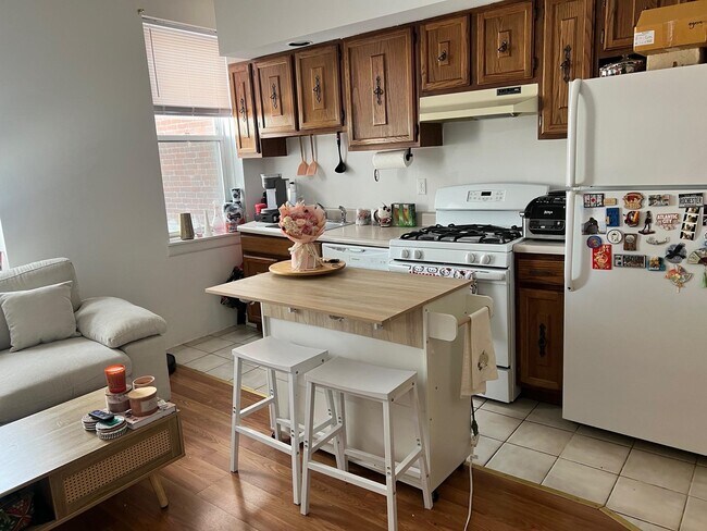 Building Photo - 25 W 8th St