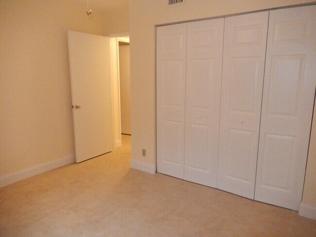 Building Photo - 3017 N Oakland Forest Dr
