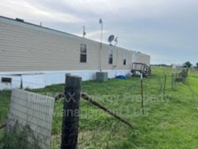 Building Photo - 10896 N Cedar Rd