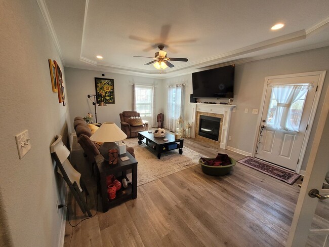 Building Photo - Beautiful & Spacious 4 bedroom, 2.5 bath h...