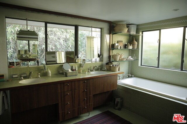 Building Photo - 1467 Queens Rd