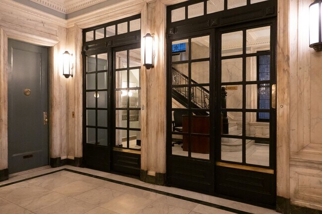 Building Photo - 305 W 72nd St