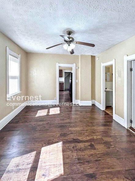 Building Photo - 1100 E 74th St